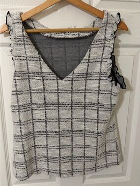 Sleeveless V-Neck Windowpane Plaid Top in White and Black